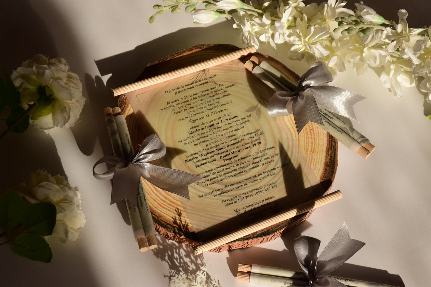 Invitatie Nunta de Argint rulata pe betisoare de lemn cu fundita - Model N261